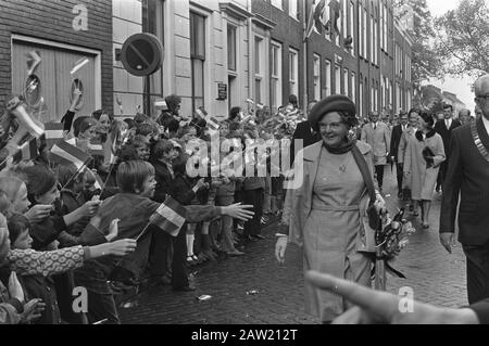 Queen Juliana lors d'une visite de travail dans la province d'Utrecht Reine Juliana pendant la promenade par IJsselstein Date: 30 mai 1972 lieu: IJsselstein, Utrecht (province.) mots clés: Visite, reines Nom De La Personne : Juliana, reine Banque D'Images