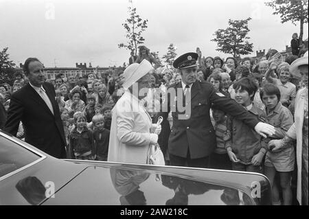 Queen Juliana en marchant dans le quartier d'Amsterdam à Haarlem Date: 30 juin 1972 lieu: Haarlem, Noord-Holland mots clés: Visite, enfants, reines Nom De La Personne: Juliana (Queen Pays-Bas) Banque D'Images