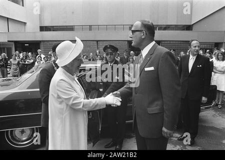 Queen Juliana en marchant dans le quartier d'Amsterdam à Haarlem Date: 30 juin 1972 lieu: Haarlem, Noord-Holland mots clés: Visite, reines Nom De La Personne: Juliana (Reine Pays-Bas) Banque D'Images