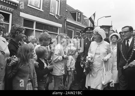 Reine Juliana tout en marchant dans le quartier d'Amsterdam à Harlem, accompagné du maire de Haarlem, M. Leonard de Gou, et accueilli par les enfants Date:. 30 juin 1972 lieu: Haarlem, Noord-Holland mots clés : visite, maires, enfants, reines, drapeaux Nom De La Personne: Gou, Leonard de Juliana (Reine Pays-Bas) Banque D'Images