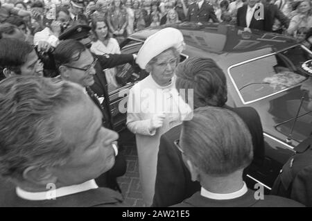 Queen Juliana tout en marchant dans le quartier d'Amsterdam à Harlem, accompagné du maire de Haarlem, M. Leonard Goldfish Date:. 30 juin 1972 lieu: Haarlem, North Holland mots clés : visite, maires, reines Nom De La Personne: Gou, Leonard de Juliana (Queen Netherlands) Banque D'Images