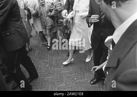 Queen Juliana tout en marchant dans le quartier d'Amsterdam à Harlem, accompagné d'enfants Date: 30 juin 1972 lieu: Haarlem, Noord-Holland mots clés: Visite, enfants, reines Nom De La Personne: Juliana (Reine Pays-Bas) Banque D'Images