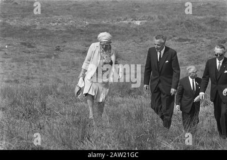 Queen Juliana visite de certains Wadden Queen Juliana lors d'une promenade dans les dunes Date: 11 juillet 1967 lieu: West Frisian mots clés: Dunes, reines, visites royales, dynasties Nom De La Personne: Juliana (Queen Netherlands) Banque D'Images