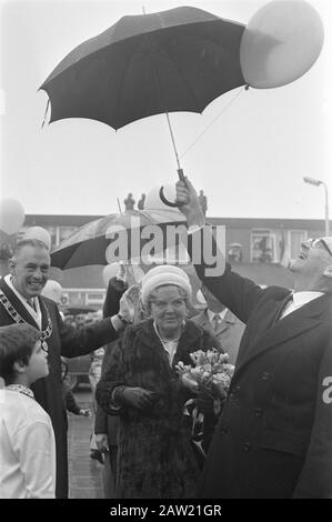 Commémoration à Leeuwarden libération de Friesland 25 ans en présence de la Reine Juliana Reine Juliana lors d'une promenade à travers Leeuwarden Date: 15 avril 1970 lieu: Friesland Leeuwarden mots clés: Queens Nom De La Personne: Juliana, Queen Banque D'Images