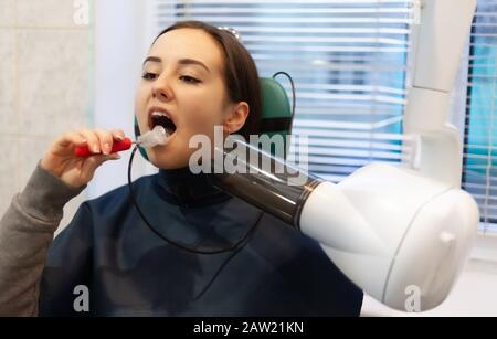 La fille fait une radiographie de la dent en dentisterie. Stock de la machine de numérisation dentaire photo Banque D'Images