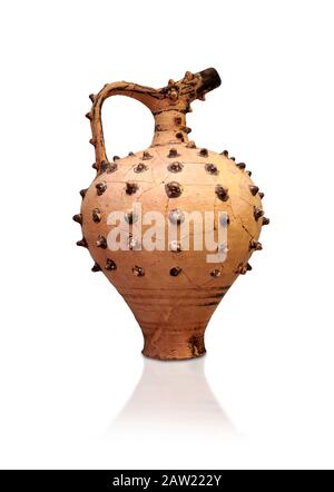 Pichet rituel Minoan grec avec protusions spiky Katsambas 1450-1450 av. J.-C., Musée archéologique d'Héraklion, fond blanc Banque D'Images