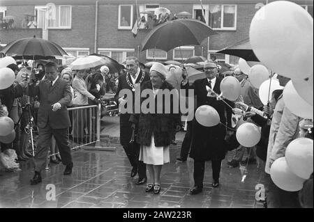 Mémorial Leeuwarden à la libération de Friesland de 25 ans en présence de la Reine Juliana Reine Juliana lors de sa promenade à travers Leeuwarden. Maire gauche de Leeuwarden Brandsma Date: 15 avril 1970 lieu: Friesland Leeuwarden mots clés: Queens Nom De La Personne: Brandsma, JS, Juliana, Queen Banque D'Images