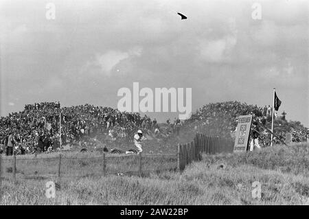 Grand Prix Néerlandais À Zandvoort. Phil Hill a freiné sa voiture alors qu'il craignait qu'elle n'ait pris le feu .; Banque D'Images
