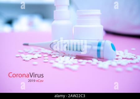 Concept roman coronavirus 2019-nCoV. Éclosion de coronavirus chinois. MERS-Cov syndrome respiratoire du Moyen-Orient coronavirus.Pilules et thermomètre avec CO Banque D'Images