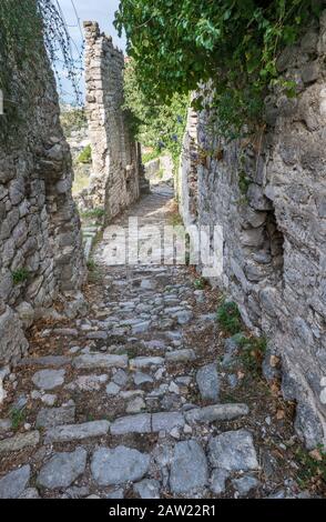 Passage pavé à la ville fortifiée médiévale de Stari Bar, Monténégro Banque D'Images