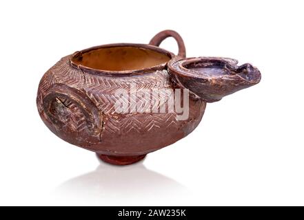 Bateau de poterie Minoan à la conception incisée, 1900-1700 av. J.-C., Hagia Triada, Musée archéologique d'Héraklion, fond blanc. Banque D'Images