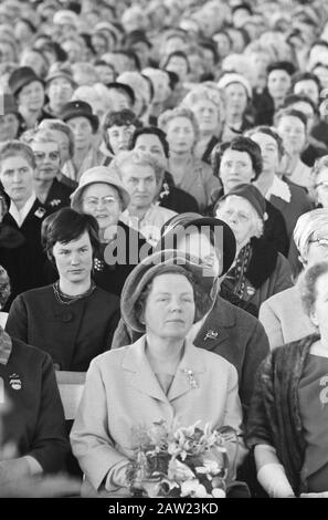 La reine Juliana assiste au 50ème anniversaire de l'Association néerlandaise des femmes ménagères la reine Juliana entre 7500 femmes au foyer Date: 17 avril 1962 mots clés: Femmes au foyer, reines Nom De La Personne: Juliana, reine Nom de l'institution: Dutch Association of Housewives Banque D'Images