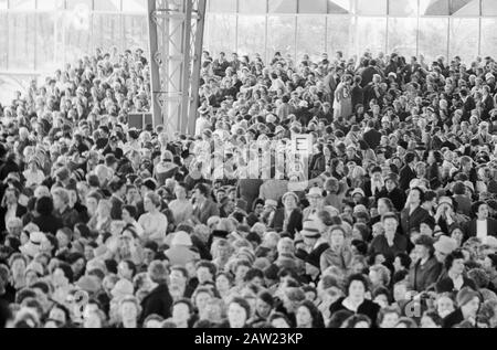 La reine Juliana assiste au 50ème anniversaire de l'Association néerlandaise des femmes ménagères la reine Juliana entre 7500 femmes au foyer Date: 17 avril 1962 mots clés: Femmes au foyer, reines Nom De La Personne: Juliana, reine Nom de l'institution: Dutch Association of Housewives Banque D'Images