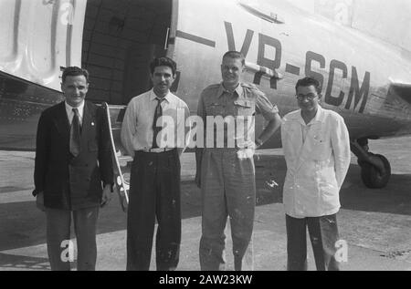 Loeboek Aloeng [Padang du nord] / Visite de la mission militaire américaine à Padang / Escale avion de la Croix-Rouge de Singapour à Padang / Ds. Steinhart Pasar Oesan Padang. Par avion de la Croix-Rouge, chargé de médicaments pour Djocja, est arrivé à Padang 3 médecins égyptiens, sur leur chemin à fort de Kock en territoire républicain. M. Wegener de la Croix-Rouge néerlandaise Padang (3ème de gauche) les prit en route Date: 25 octobre 1947 lieu: Indonésie Antilles néerlandaises Nom De La Personne: Wegener, Banque D'Images