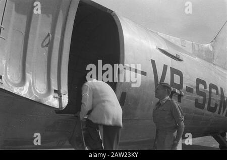 Loeboek Aloeng [Padang du nord] / Visite de la mission militaire américaine à Padang / Escale avion de la Croix-Rouge de Singapour à Padang / Ds. Steinhart Pasar Oesan Padang. Par avion de la Croix-Rouge, chargé de médicaments pour Djocja, est arrivé à Padang 3 médecins égyptiens, sur leur chemin à fort de Kock en territoire républicain. M. Wegener du département néerlandais de la Croix-Rouge Padang les a fait en route Date: 25 octobre 1947 lieu: Indonésie Antilles orientales néerlandaises Banque D'Images