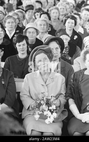 La reine Juliana assiste au 50ème anniversaire de l'Association néerlandaise des femmes ménagères la reine Juliana entre 7500 femmes au foyer Date: 17 avril 1962 mots clés: Femmes au foyer, reines Nom De La Personne: Juliana, reine Nom de l'institution: Dutch Association of Housewives Banque D'Images