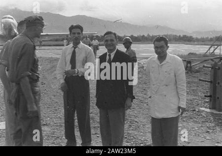 Loeboek Aloeng [Padang du nord] / Visite de la mission militaire américaine à Padang / Escale avion de la Croix-Rouge de Singapour à Padang / Ds. Steinhart Pasar Oesan Padang. Par avion de la Croix-Rouge, chargé de médicaments pour Djocja, est arrivé à Padang 3 médecins égyptiens, sur leur chemin à fort de Kock en territoire républicain. Date : 25 Octobre 1947 Lieu : Indes Orientales Néerlandaises D'Indonésie Banque D'Images