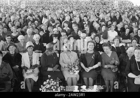 La reine Juliana assiste au 50ème anniversaire de l'Association néerlandaise des femmes ménagères la reine Juliana entre 7500 femmes au foyer Date: 17 avril 1962 mots clés: Femmes au foyer, reines Nom De La Personne: Juliana, reine Nom de l'institution: Dutch Association of Housewives Banque D'Images