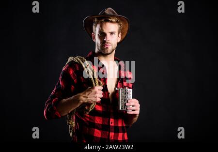 Toujours boire en amont du troupeau. Homme de style vintage. Cowboy rétro sauvage de l'Ouest. Cowboy avec corde lasso. Western. Rodéo ouest sauvage. Homme en chapeau noir bac Banque D'Images