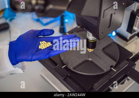 Recherche en laboratoire scientifique sans danger de nouveaux médicaments, de microscope et de pilules coronavirus Banque D'Images