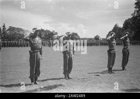 Les officiers assermentés dans le jardin du palais de Bogor Buitenzorg. Les lieutenants assermentés sont les vœux Date : 22 novembre 1946 lieu : Bogor, Indonésie, Antilles néerlandaises Banque D'Images