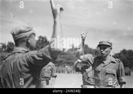 Officiers assermentés dans le jardin du Palais de Bogor Buitenzorg. Un lieutenant est assermenté Date : 22 novembre 1946 lieu : Bogor, Indonésie, Antilles néerlandaises de l'est Banque D'Images