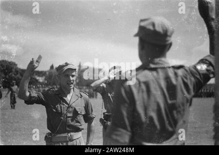 Officiers assermentés dans le jardin du Palais de Bogor Buitenzorg. Un lieutenant est assermenté Date : 22 novembre 1946 lieu : Bogor, Indonésie, Antilles néerlandaises de l'est Banque D'Images