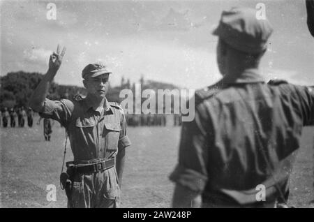 Officiers assermentés dans le jardin du Palais de Bogor Buitenzorg. Un lieutenant est assermenté Date : 22 novembre 1946 lieu : Bogor, Indonésie, Antilles néerlandaises de l'est Banque D'Images