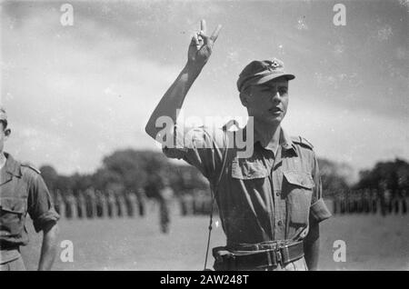 Officiers assermentés dans le jardin du Palais de Bogor Buitenzorg. Un lieutenant est assermenté Date : 22 novembre 1946 lieu : Bogor, Indonésie, Antilles néerlandaises de l'est Banque D'Images