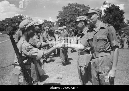 Officiers assermentés dans le jardin du Palais de Bogor Buitenzorg. Deux lieutenants assermentés sont félicités par les troupes Date : 22 novembre 1946 lieu : Indes orientales néerlandaises d'Indonésie Banque D'Images