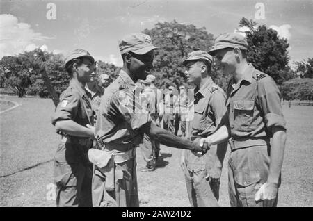 Officiers assermentés dans le jardin du Palais de Bogor Buitenzorg. Deux lieutenants assermentés sont félicités par les troupes Date : 22 novembre 1946 lieu : Indes orientales néerlandaises d'Indonésie Banque D'Images