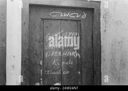 Palembang Palembang: Dans une maison partiellement détruite ont été trouvés sur deux portes inscriptions, qui ont traduit ainsi: (Gauche) C'est juste que tous les gens égale vie et (droite) Être prudent. Prison pour ceux qui sont dangereux pour la mère Patrie. Derrière la porte droite se trouve une petite pièce de 1 x 2 M. Qui avait été utilisé comme chambre de torture. Un boîtier de cartouche vide et un trou de balle dans le mur ont indiqué qu'il avait eu lieu ici également une exécution. Date : Août 1947 Lieu : Indonésie, Antilles Orientales Néerlandaises, Palembang, Sumatra Banque D'Images