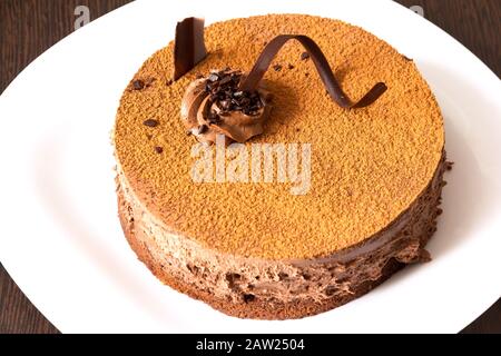 Délicieux gâteau maison avec crème au chocolat et saupoudrés de chapelure de cookie. Banque D'Images