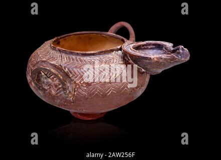 Bateau de poterie Minoan à la conception incisée, 1900-1700 av. J.-C., Hagia Triada, Musée archéologique d'Héraklion, fond noir. Banque D'Images