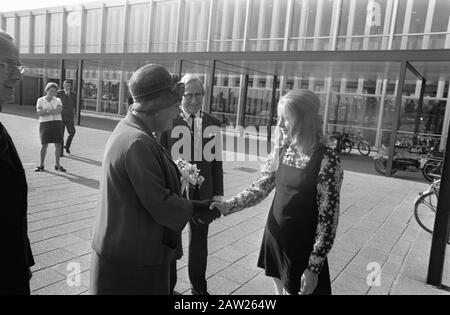 La reine Juliana assiste à la célébration du 50ème anniversaire de l'Union néerlandaise des femmes chrétiennes à la RAI à Amsterdam la reine Juliana assiste à la célébration du 50ème anniversaire de l'Union néerlandaise des femmes chrétiennes à la RAI à Amsterdam Date: 15 octobre 1969 lieu: Amsterdam, Noord-Holland mots clés: Fleurs, reines Nom De La Personne: Juliana (Reine Pays-Bas) Nom de l'institution: NCVB Banque D'Images