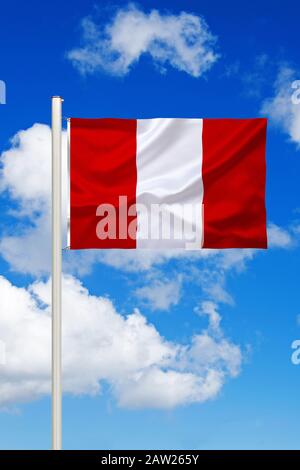 Drapeau du Pérou devant le ciel bleu nuageux, Pérou Banque D'Images