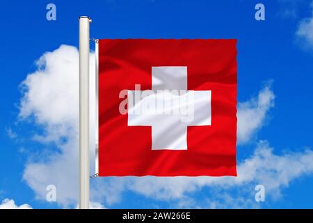 Drapeau de la Suisse devant le ciel bleu nuageux, Suisse Banque D'Images