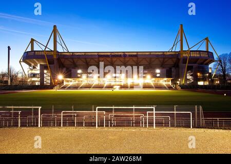 Stadion Rote Erde et signal Iduna Park stade de football en soirée, Allemagne, Rhénanie-du-Nord-Westphalie, Ruhr Area, Dortmund Banque D'Images