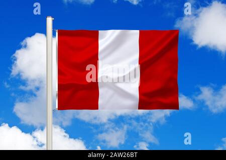 Drapeau du Pérou devant le ciel bleu nuageux, Pérou Banque D'Images