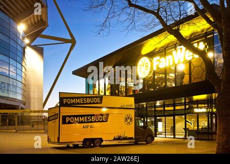 Camion alimentaire devant la boutique de fan Borussia Dortmund et le stade de football signal Iduna Park, Allemagne, Rhénanie-du-Nord-Westphalie, Ruhr Area, Dortmund Banque D'Images