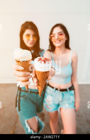 Deux belles jeunes femmes qui profitent de la glace Banque D'Images