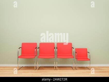 Trois chaises plus grandes et une chaise plus petite dans une rangée dans une chambre vide - concept de différence Banque D'Images