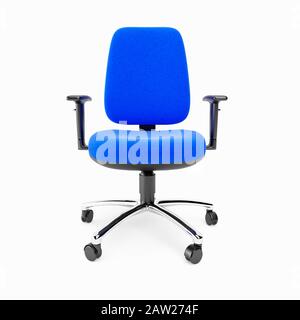 Chaise de bureau de base bleue sur fond blanc Banque D'Images