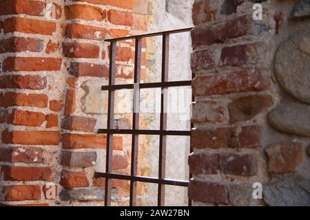 Grille ancienne d'une prison ou d'un château, qui donne sur l'extérieur en hiver. Banque D'Images