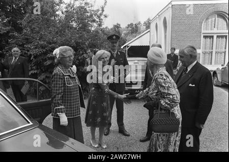 La Reine Juliana a assisté à la commémoration du cinquième anniversaire de la Fondation néerlandaise pour Les Victimes Des Camps de femmes japonaises la Reine Juliana sera accueillie Date: 29 août 1975 lieu: Apeldoorn, Gueldre mots clés: Commissaires Queen, commémorations, camps d'internement, reines Nom De La Personne: Geertsema, Molly, Juliana (Reine Pays-Bas) Banque D'Images