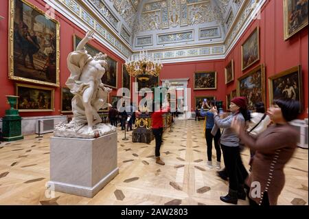 Saint-Pétersbourg, Russie - 19 décembre 2019: Les touristes chinois font des photos au Musée de l'Hermitage. Le musée abrite plus de 3 millions d'expositions, dont 12 798 sculptures Banque D'Images