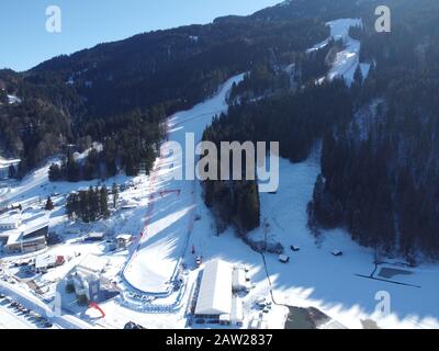 Garmisch Partenkirchen, Allemagne. 06 février 2020. La ligne d'arrivée de la course de Kandahar. Garmisch-Partenkirchen a demandé d'accueillir la coupe du monde de ski alpin 2025 (avec une drone). Crédit: Stephan Jansen/Dpa/Alay Live News Banque D'Images