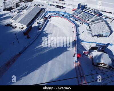 Garmisch Partenkirchen, Allemagne. 06 février 2020. La ligne d'arrivée de la course de Kandahar. Garmisch-Partenkirchen a demandé d'accueillir le championnat du monde de ski alpin 2025. (Enregistrement avec drone) crédit: Stephan Jansen/dpa/Alay Live News Banque D'Images