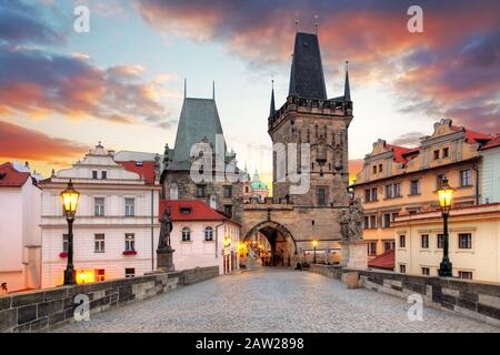 Vue de Prague du pont Charles au mala strana avec le château en arrière-plan Banque D'Images