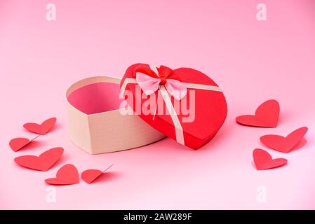 Happy valentines jour, valentines jour fond, ouvert forme de coeur boîte cadeau avec ruban et petits coeurs en papier, sur fond rose, valentines jour CA Banque D'Images